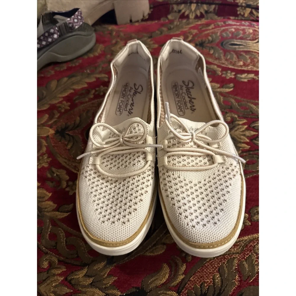 Women's Size 7.5 Sketchers Coastal Drive Sneakers